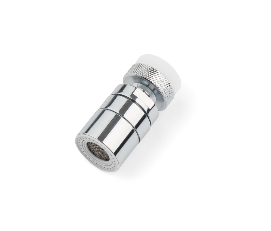 Silberner wassersparender Wasserhahn-Aufsatz auf weißem Hintergrund.