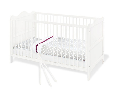 Weißes Kinderbett mit grau gepunktetem Spannbetttuch und weißem Nestchen mit lila Saum. Zu sehen ist das 3-teilige Pinolino Set »Florentina« breit.