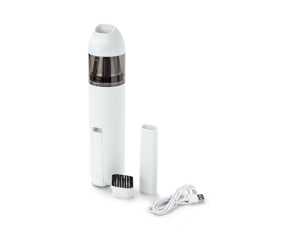 Ein weißer Akku-Handstaubsauger mit Fugendüse, Bürste und Ladekabel.