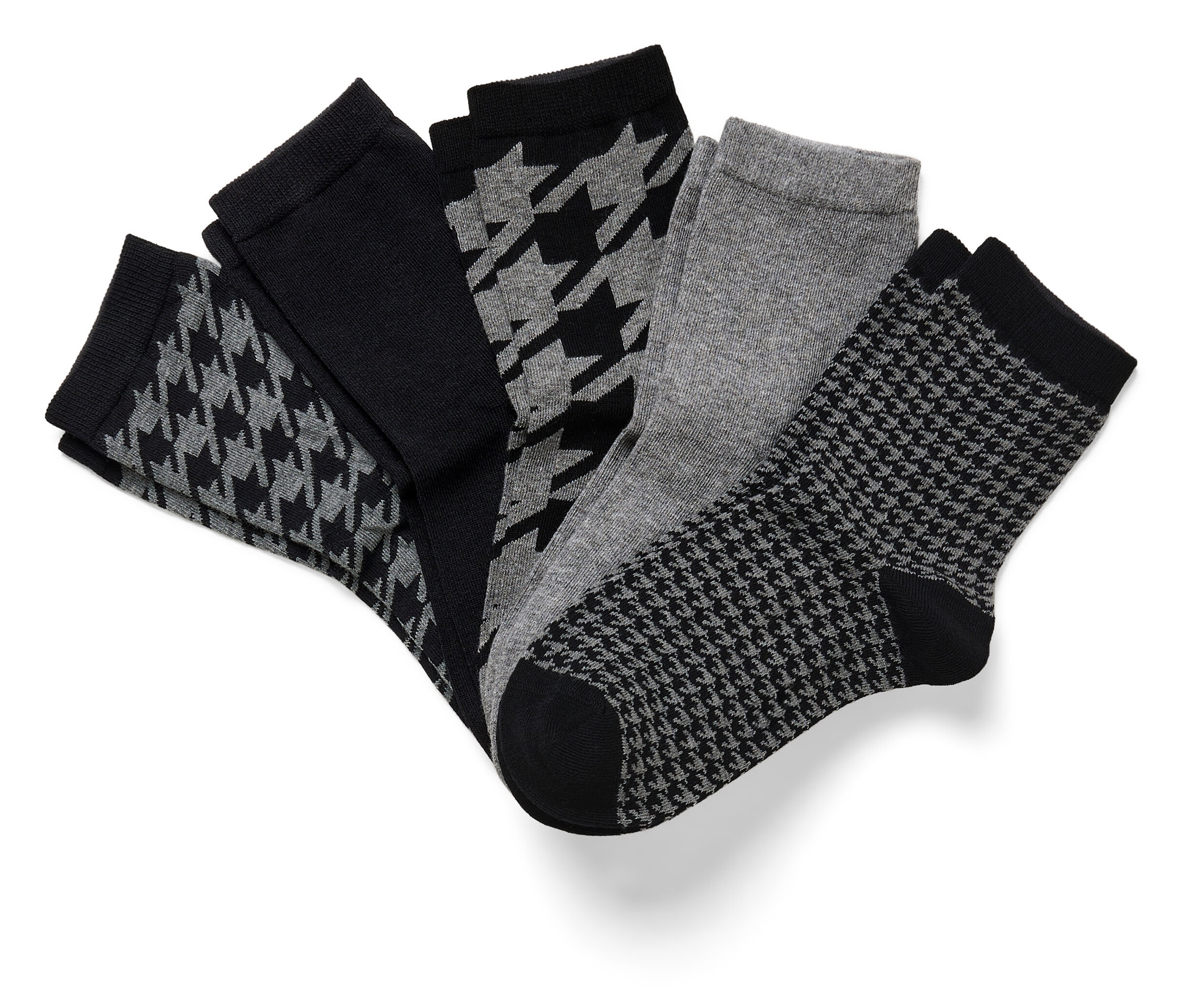 Fünf Paar Socken: einfarbig schwarz, zwei mit Hahnentrittmuster und einfarbig grau.