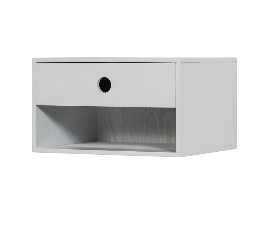 Ein Woood Nachttisch »Nancy« in der Farbe Mist mit einem offenen unteren Regal und einer Schublade mit einem runden Loch.