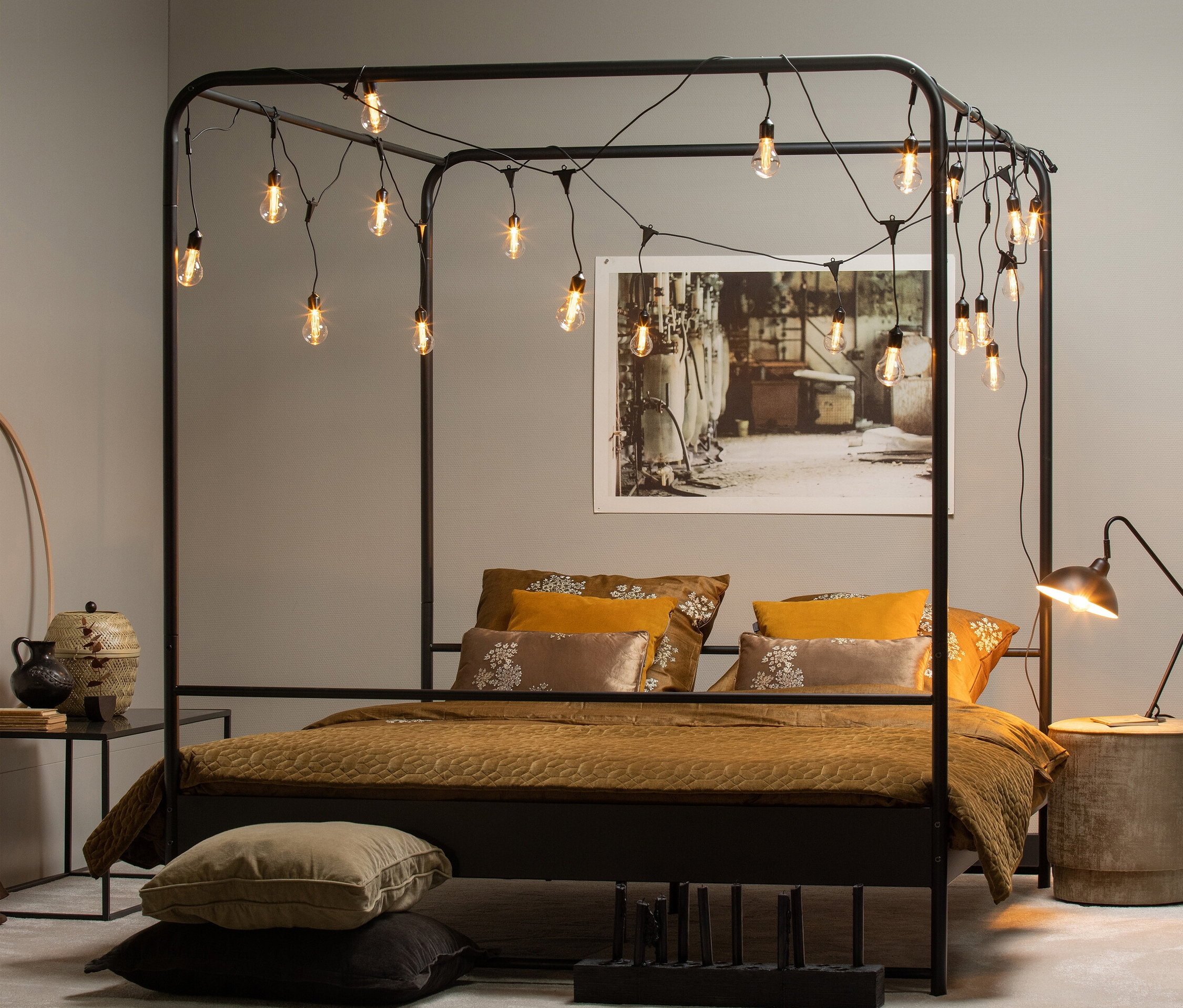 Schwarzes Woood Bett »Bunk« 160 x 200 cm mit Glühbirnen und Kissen.