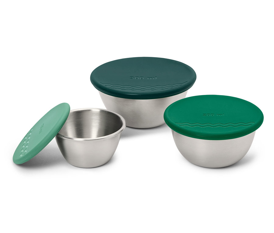 Drei Edelstahlschüsseln mit Deckel: zwei grün und eine dunkelgrün.