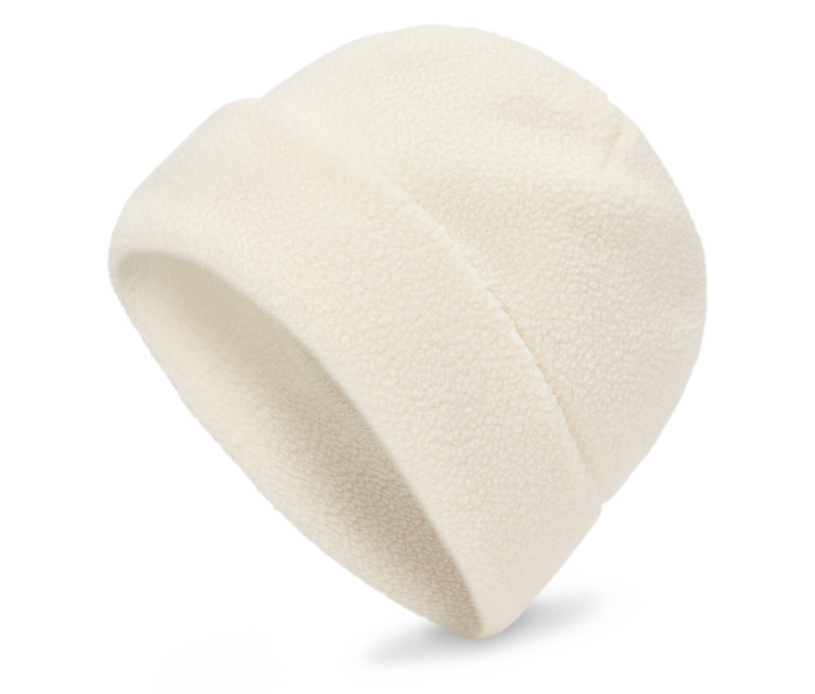 Detailaufnahme einer weißen Fleece-Mütze auf weißem Hintergrund.