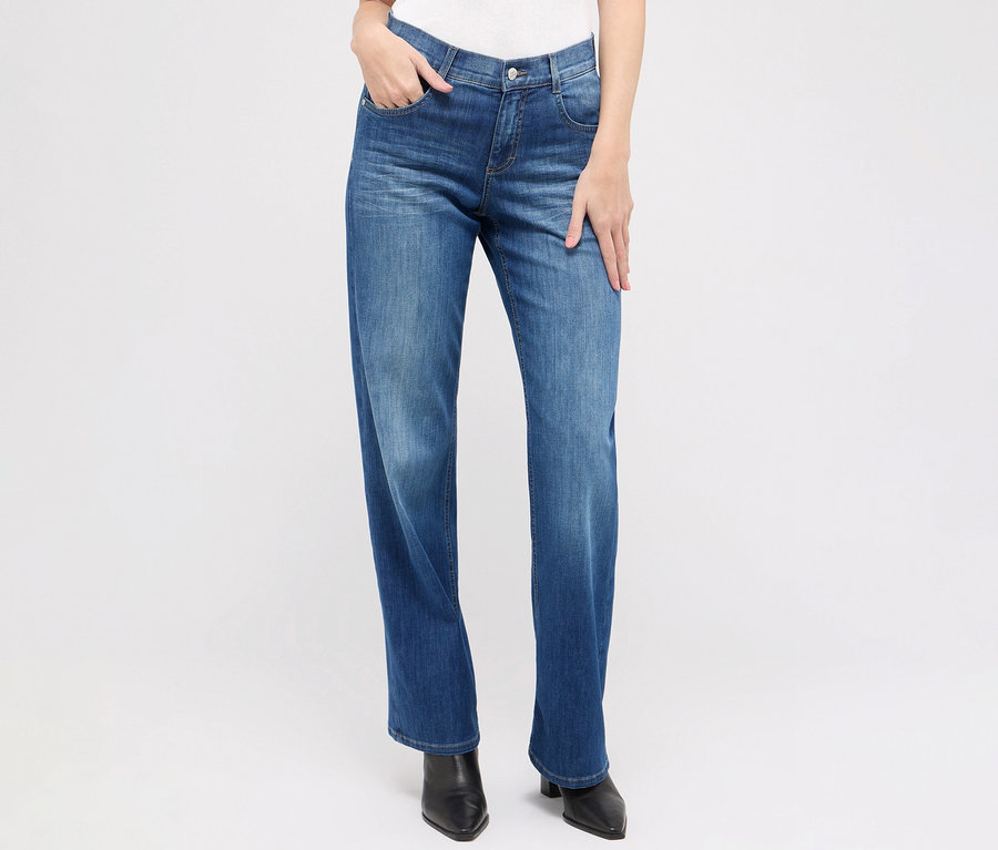 Person stehend, trägt Angels Jeans »Liz« Wide Leg, mid blue used und schwarze Schuhe.