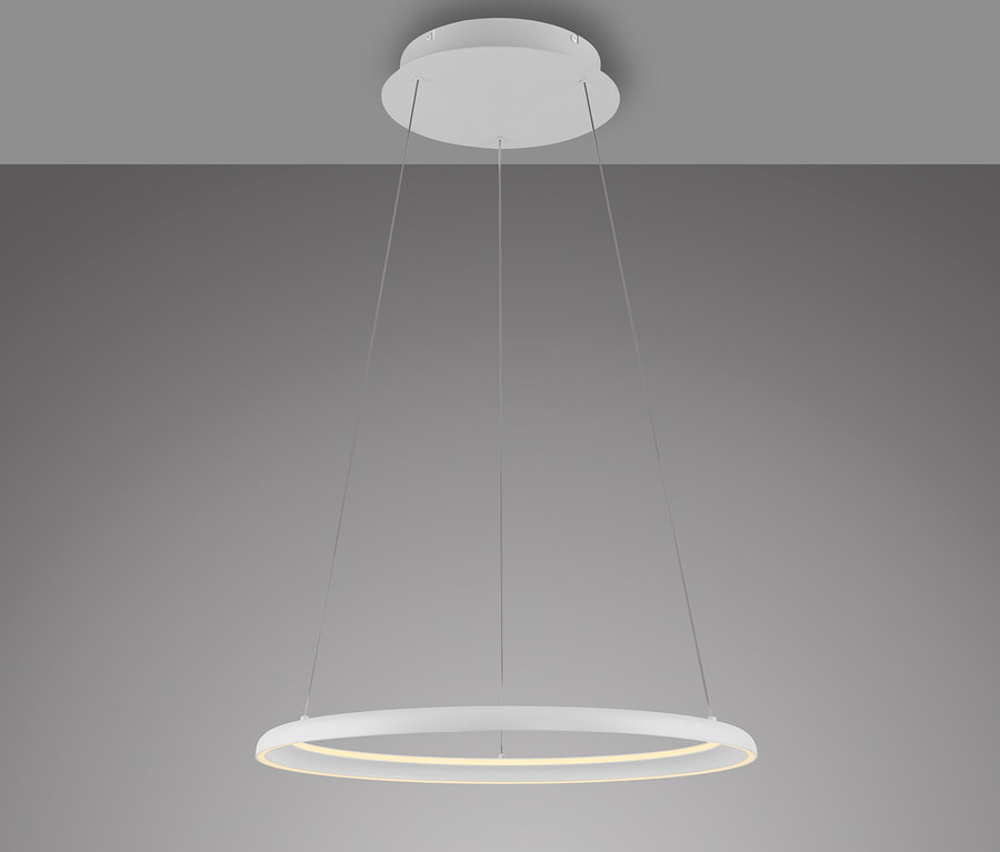 Weiße SCHÖNER WOHNEN-Kollektion Pendelleuchte »Quillo« hängt an drei dünnen Seilen von der Decke.