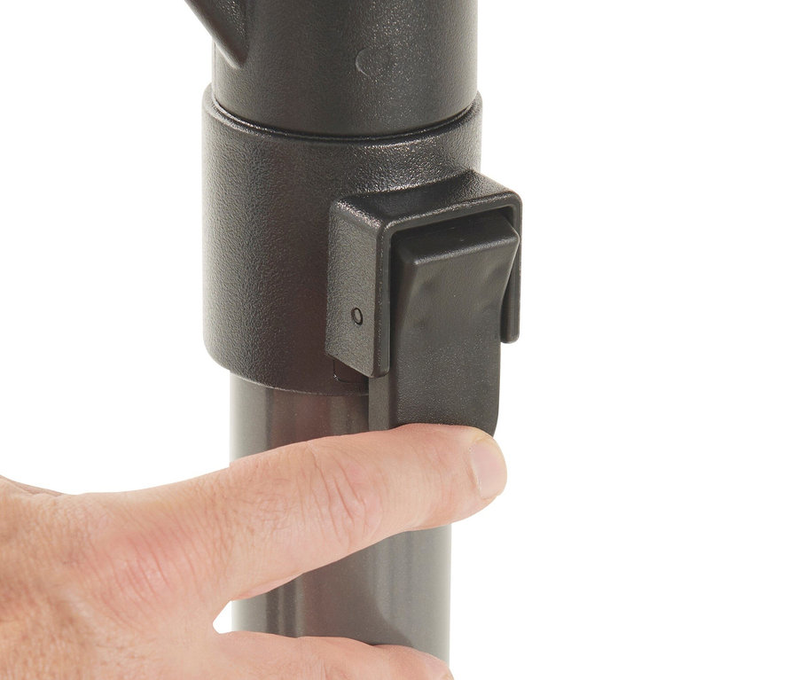 Eine Hand drückt einen Knopf an einem hellgrauen Leco Ampelschirm* inkl. Schirmständer.