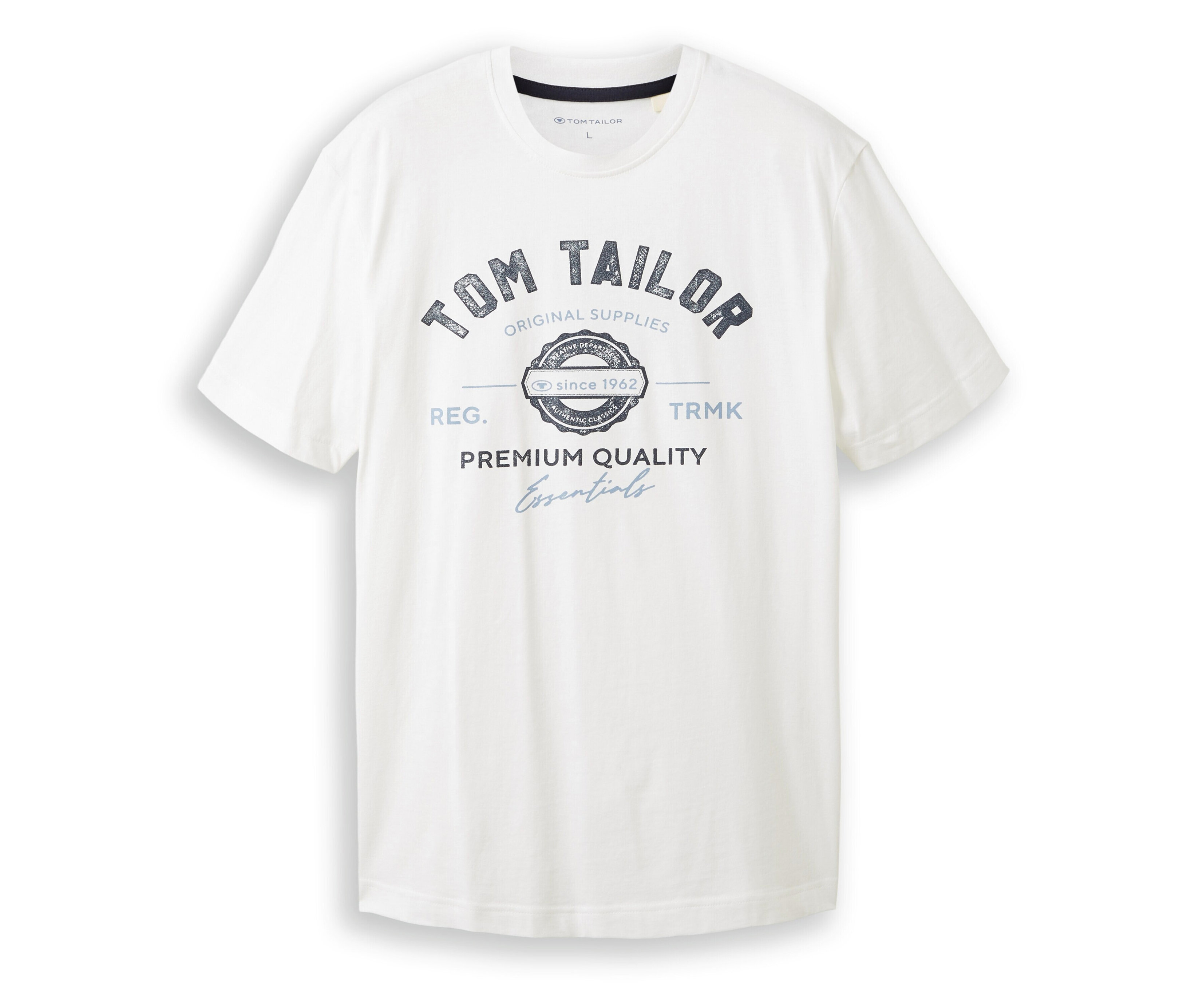 Das weiße Tom Tailor T-Shirt mit Logo zeigt das Markenlogo und den Schriftzug „Premium Quality Essentials“.