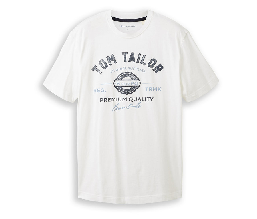 Das weiße Tom Tailor T-Shirt mit Logo zeigt das Markenlogo und den Schriftzug „Premium Quality Essentials“.