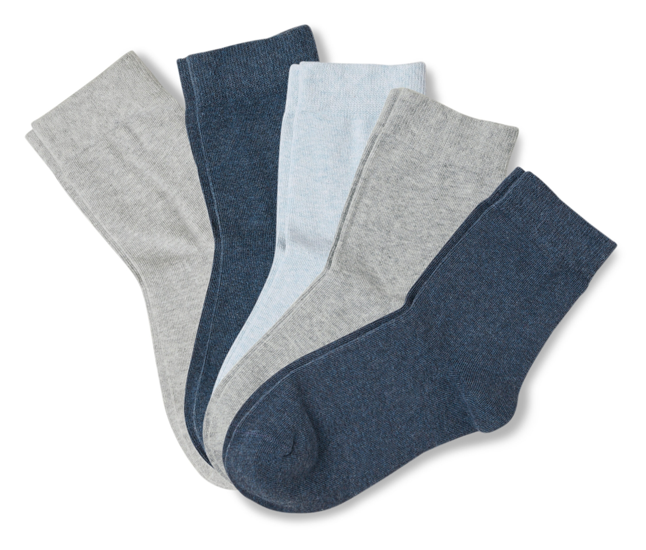 Fünf Socken in Grau-, Blau- und Blautönen liegen auf einem weißen Hintergrund.