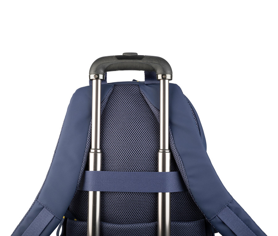 Detailansicht eines marineblauen Rucksacks mit Trolley-Griff und silberfarbenen Teleskopstangen vor weißem Hintergrund.