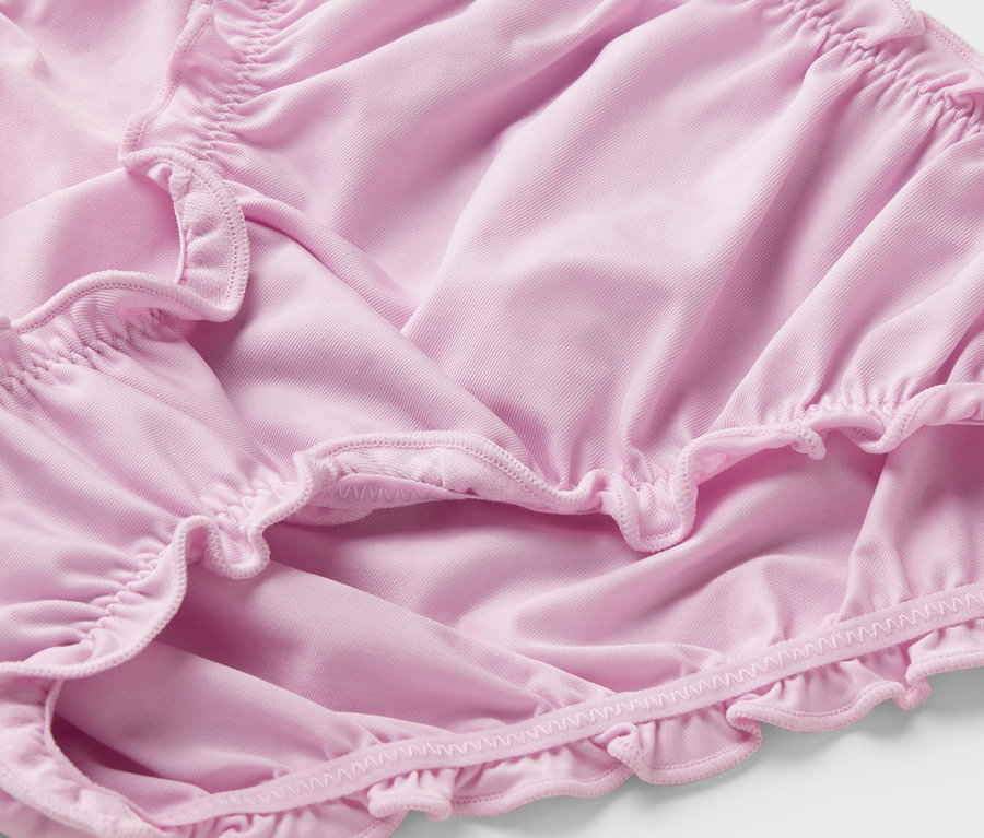 Nahaufnahme eines rosafarbenen Höschens mit Rüschen.