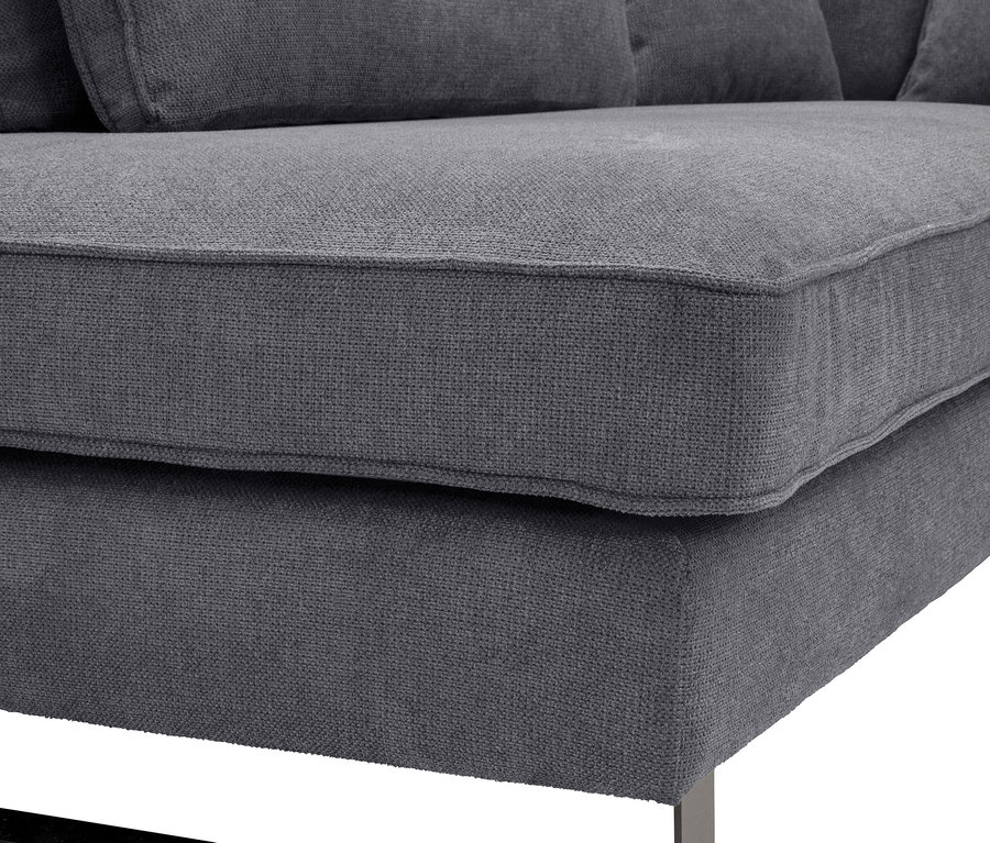 Nahaufnahme eines grauen Sofas mit dunklen Metallbeinen.