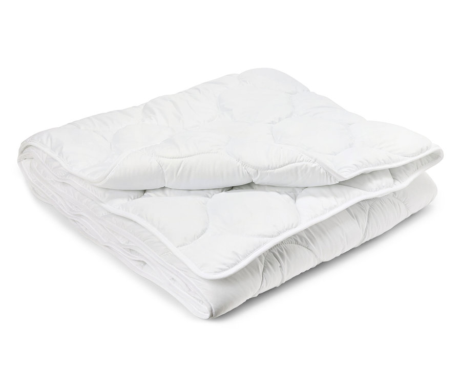 Eine gefaltete, kochfeste Steppdecke in Normalgröße liegt auf einem weißen Untergrund.