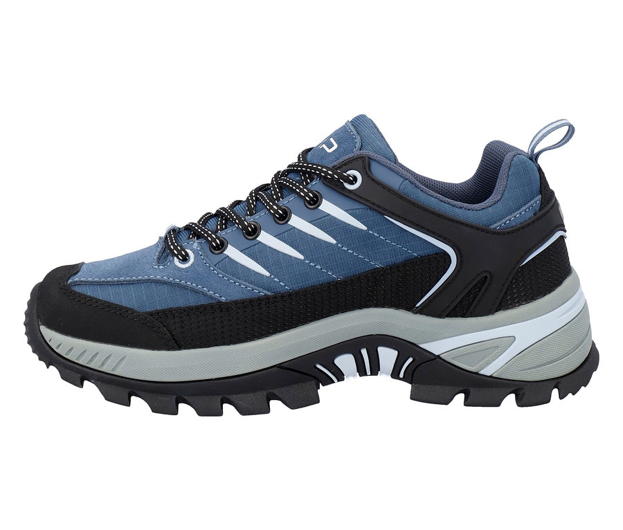 Blauer Wanderschuh mit schwarzen Schnürsenkeln, schwarzer Zehenkappe und grauer Sohle.