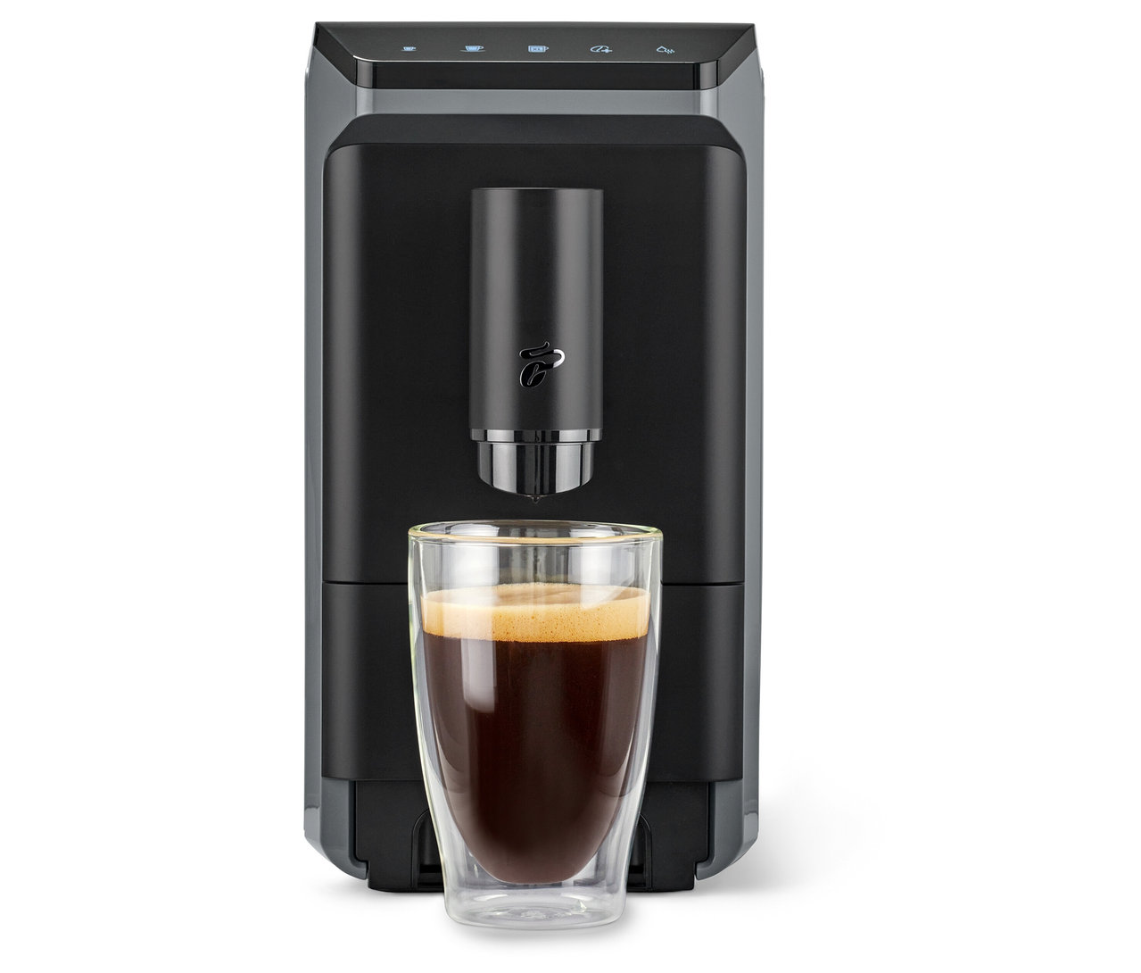 Ein schwarzer Kaffeevollautomat mit einer Tasse Kaffee.