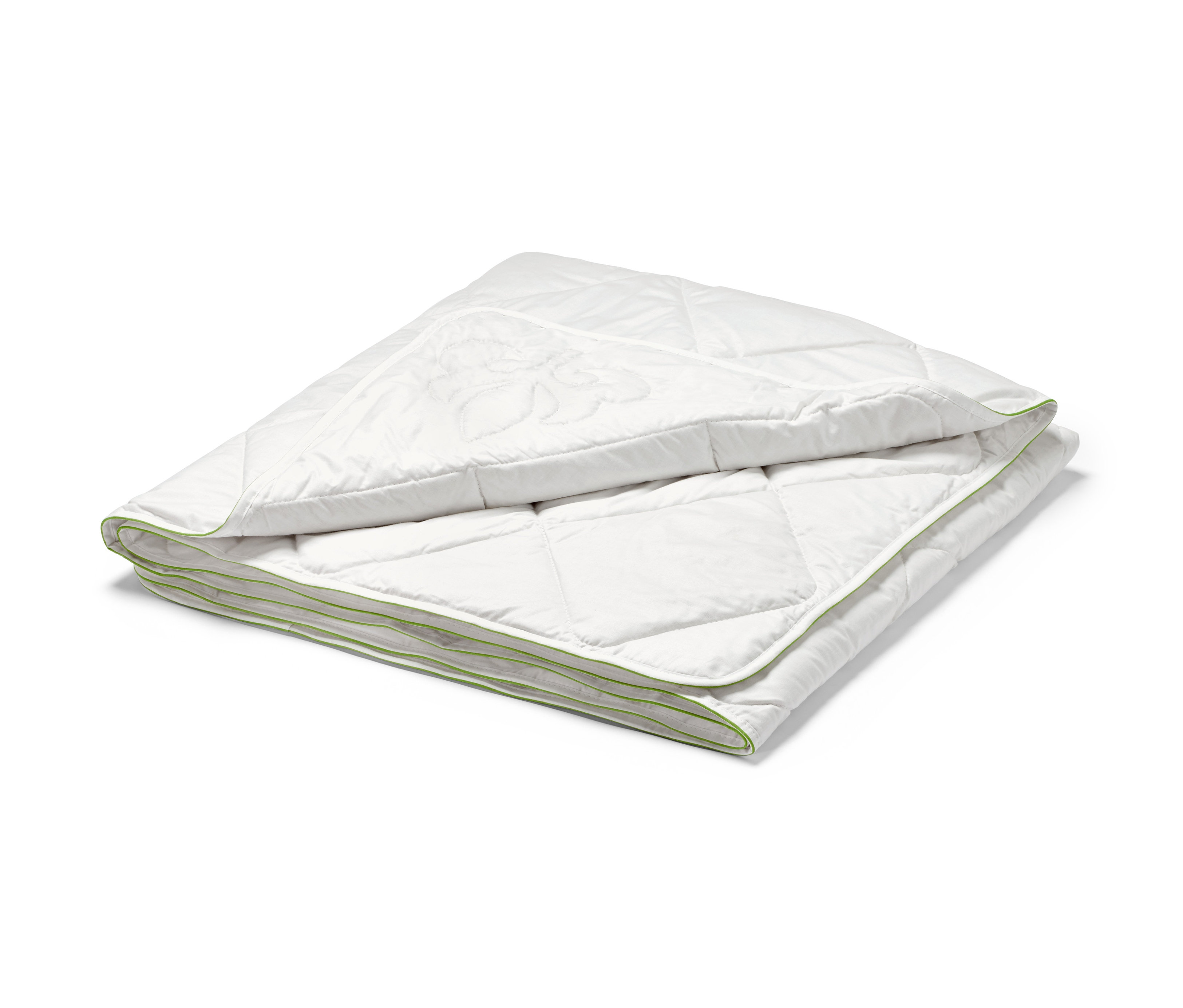 Gefaltetes, weißes irisette® greenline Baumwoll-Leinen-Sommer-Steppbett mit grüner Bordüre.