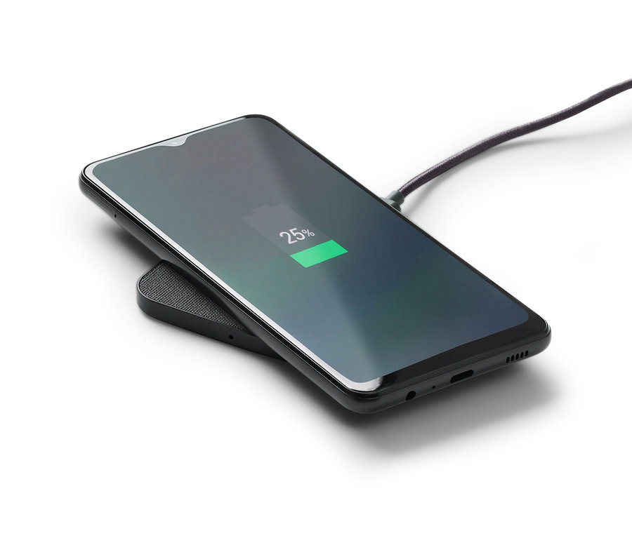 Eine anthrazitfarbene, kabellose Ladestation mit einem Telefon, das zu 25 % geladen ist.