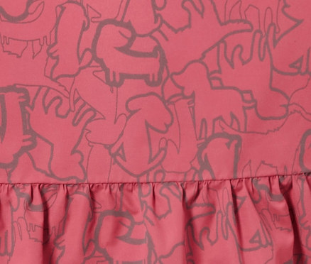 Detail einer Kinder-Thermo-Regenjacke mit reflektierenden Elementen und Tiermuster.