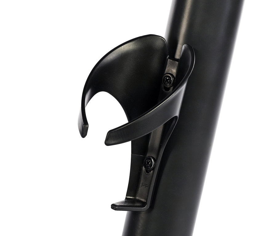 Detailaufnahme eines schwarzen Getränkehalters am Heimtrainer 2.2 in Holzoptik.