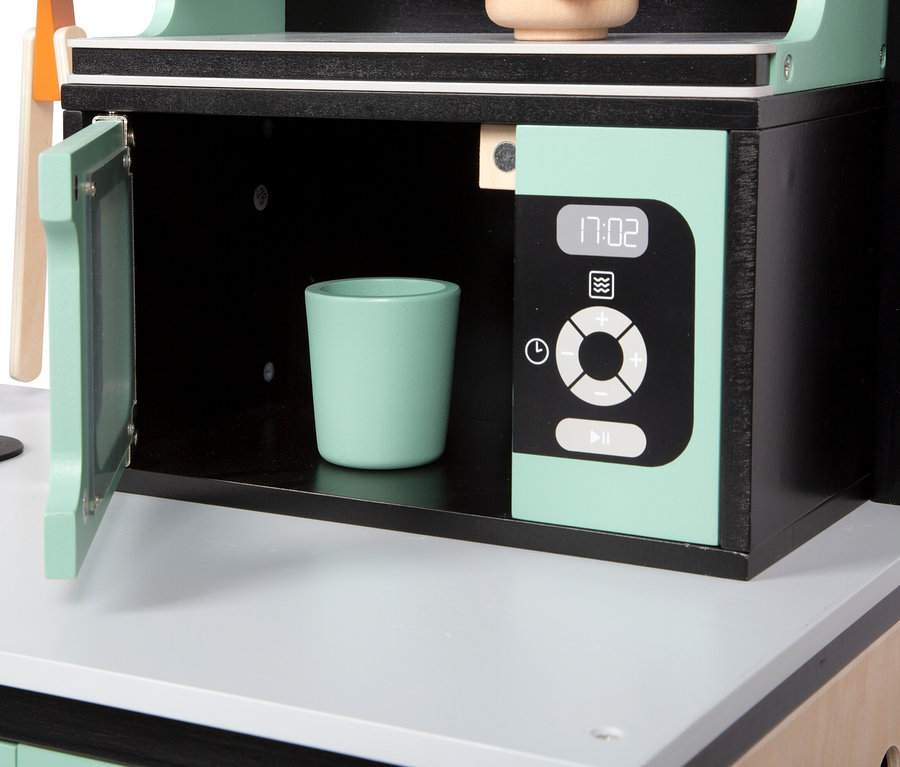 Detail einer small foot Kinderküche mit Kücheninsel »Industrial«: Eine grüne Tasse steht im Ofen.