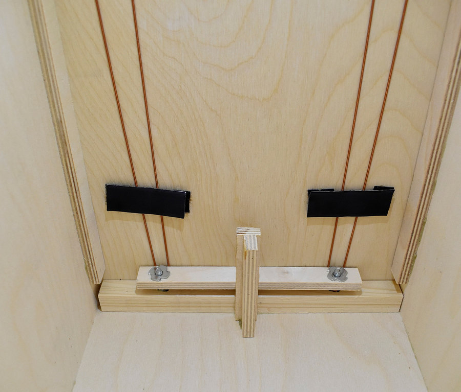 Detailaufnahme des Innenraums einer Voggenreiter VOLT Cool Cajon »Jamaica Rum« mit justierbaren Saiten.