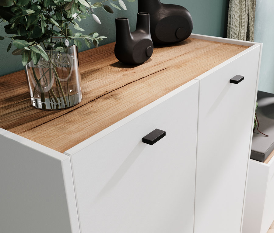 Detailansicht des Schuhschranks »Lucena« mit Vase und Dekorationen.