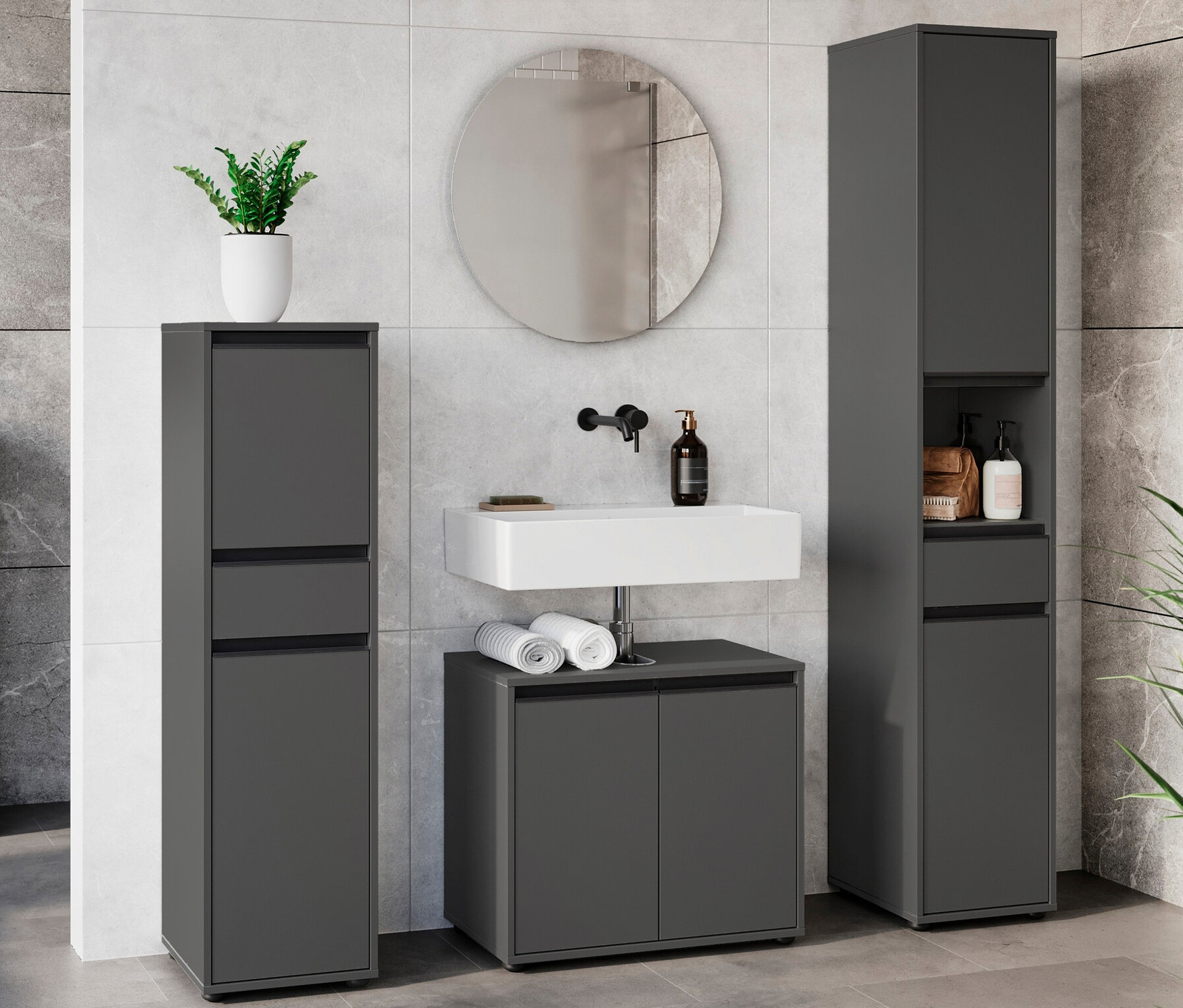 Badezimmer-Anordnung mit Waschbecken, Spiegel und graphitfarbenem Hochschrank »Lemont«.