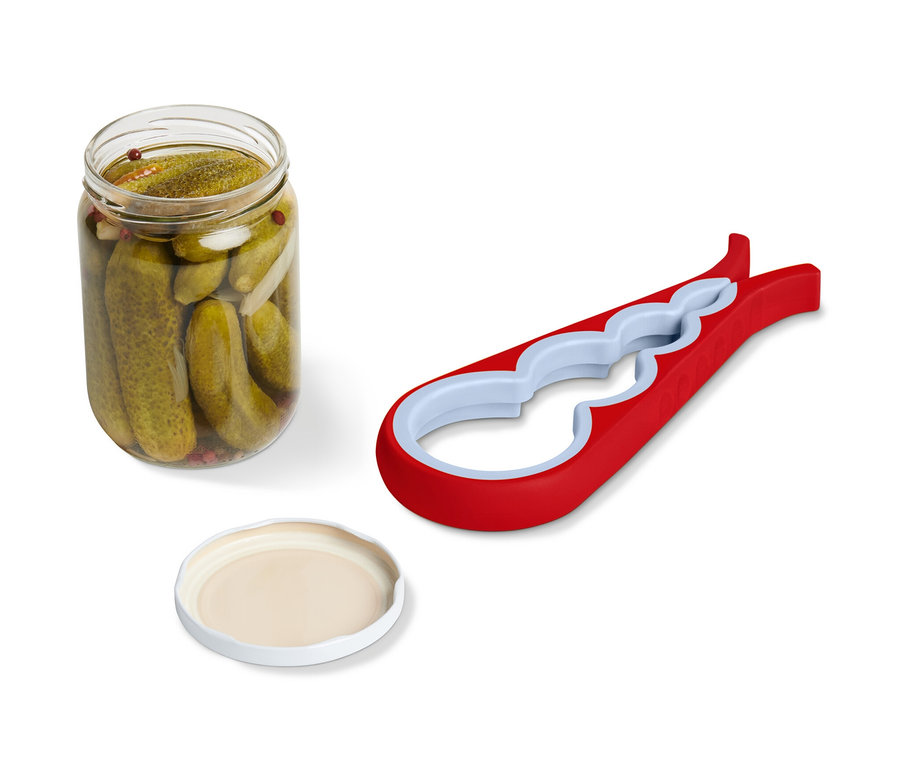 Ein Gurkenglas, ein Deckel und ein Glas-und-Flaschenöffner liegen nebeneinander.