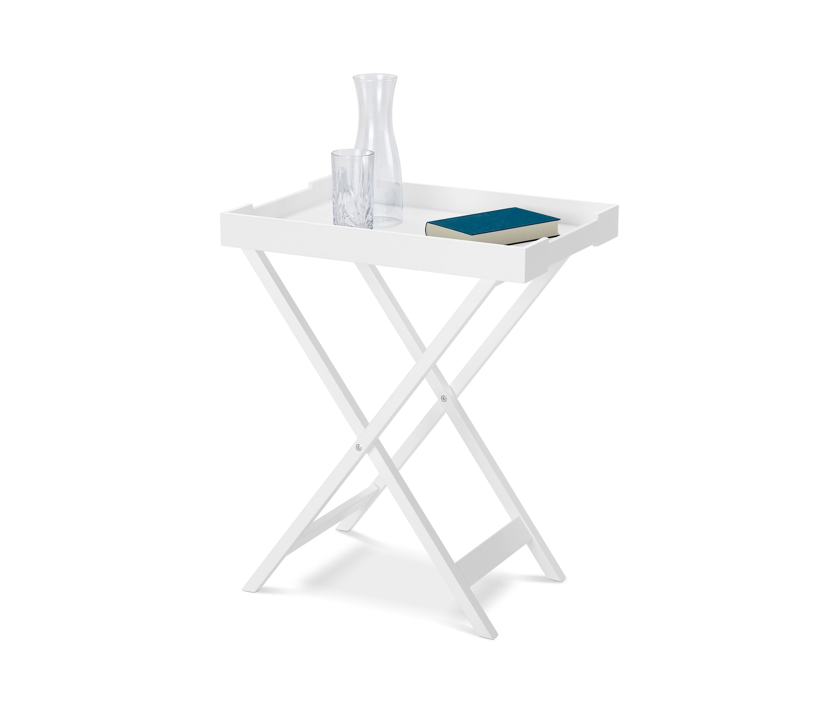 Auf einem weißen Hintergrund ist ein weißer Tablettisch mit Klappfunktion zu sehen, auf dem eine Wasserkaraffe, ein Glas und ein Buch stehen.