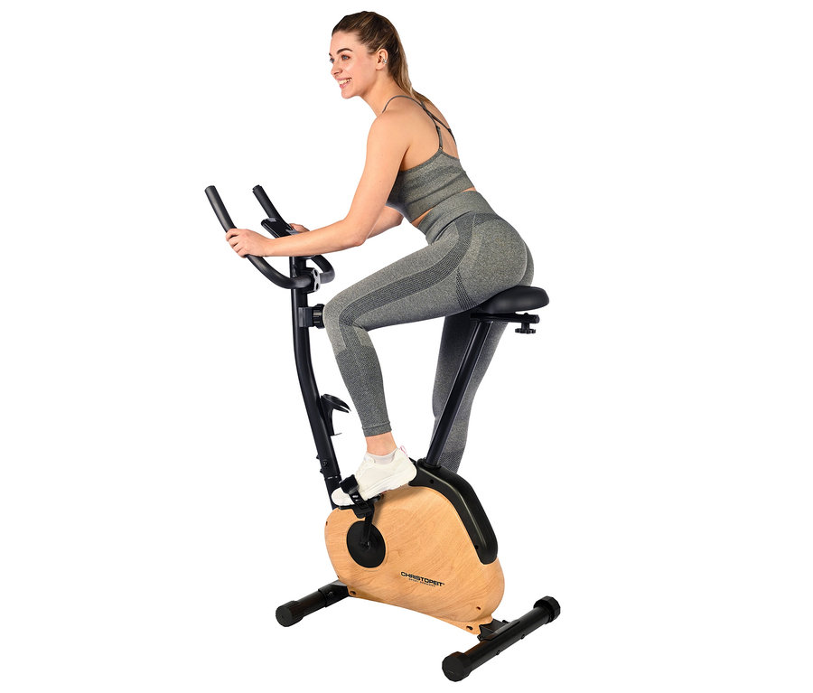 Frau benutzt Heimtrainer 2.2 in Holzoptik.