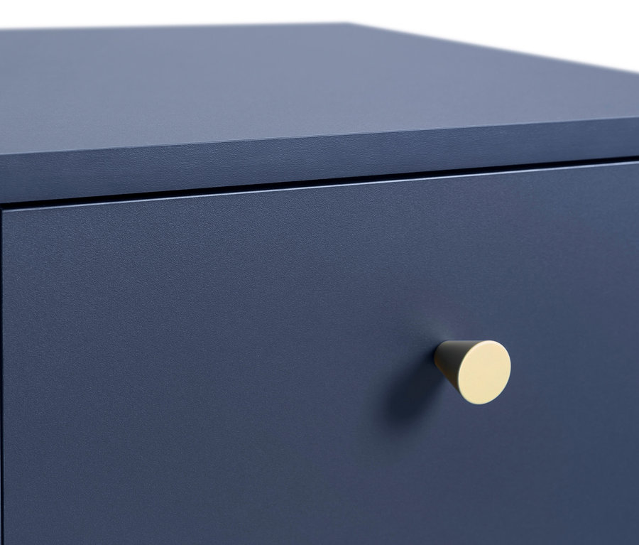 Detailaufnahme einer schmalen, blauen Kommode »Alfa« mit rundem Messinggriff.