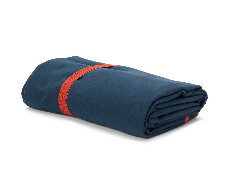 Zusammengelegtes Outdoor-Badetuch, ca. 100 x 180 cm, mit einem orangefarbenen Band umwickelt.