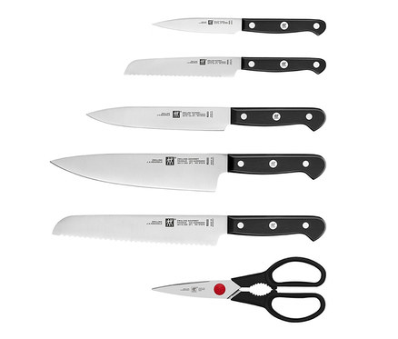 Eine Reihe von ZWILLING Selbstschärfender Messerblock »Gourmet« Messern mit schwarzen Griffen, angeordnet auf einem weißen Hintergrund.