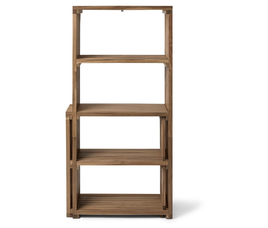 Ein Holzregal mit vier Regalböden.