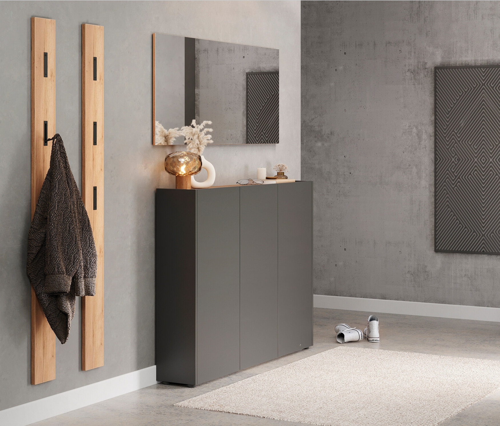 Eingangsbereich mit graphitfarbenem Mehrzweckschrank »Libbiano« und Holzgarderoben.