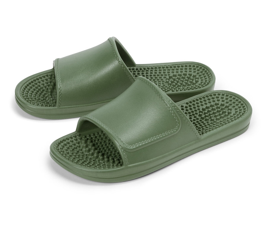 Zwei olivgrüne Massage-Sandalen liegen auf einem weißen Hintergrund.