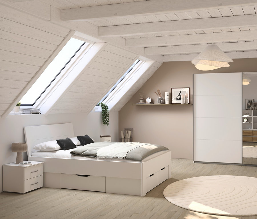Schlafzimmer im Dachgeschoss mit weißem rauch Bett »Aditio Beds«, 140 cm, Nachttisch und Kleiderschrank mit Spiegeltüren.