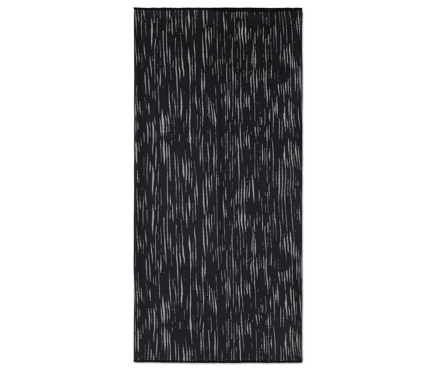 Schwarzes Handtuch mit weißem Muster.