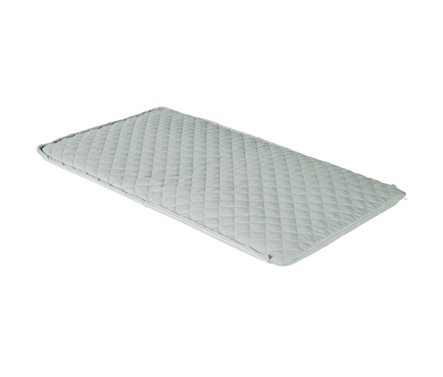 Eine grüne Roba 3-in-1-Babylounge liegt auf einem weißen Hintergrund.