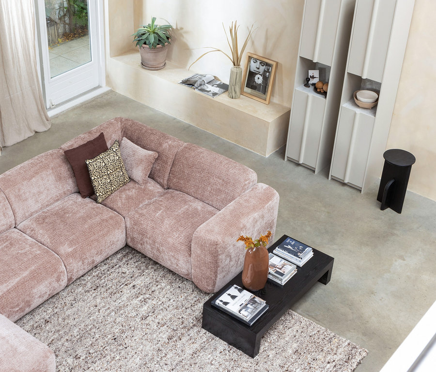 Draufsicht eines Wohnzimmers mit rosafarbenem Ecksofa und beigem Woood Teppich »Efia«, 170 x 240 cm.