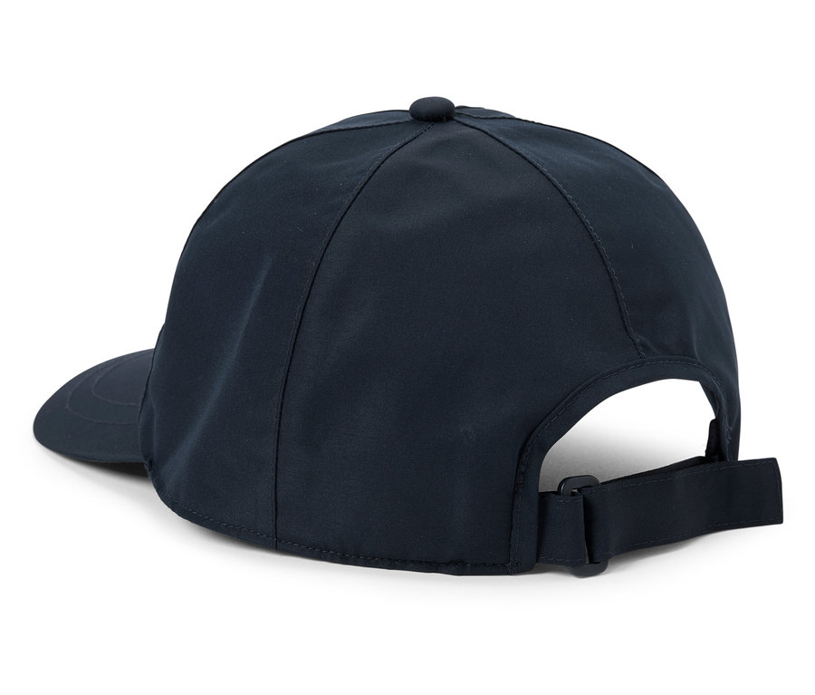 Detailansicht der Rückseite einer dunkelblauen Baseballkappe mit verstellbarem Riemen.