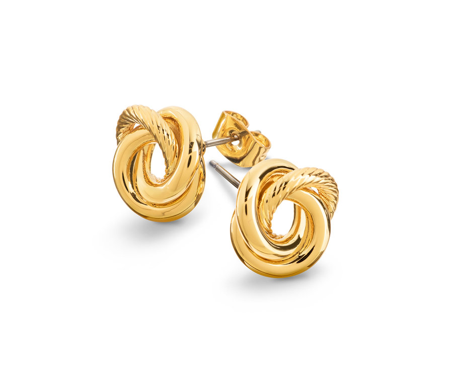 Detailaufnahme von zwei goldenen Ohrringen in Knotenform auf weißem Hintergrund.