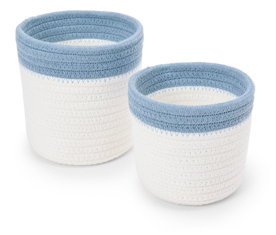 Zwei weiße, geflochtene Körbe mit blauem Rand.