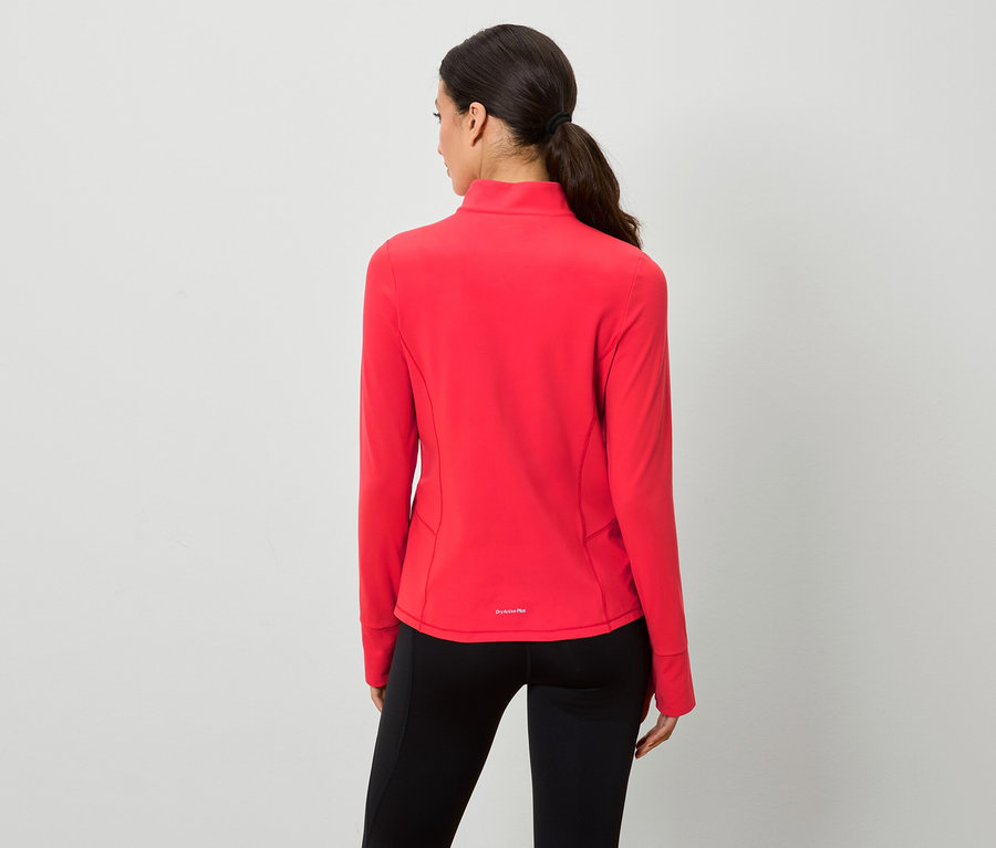 Frau von hinten trägt eine rote Fleecejacke mit Reißverschluss und schwarze Leggings.