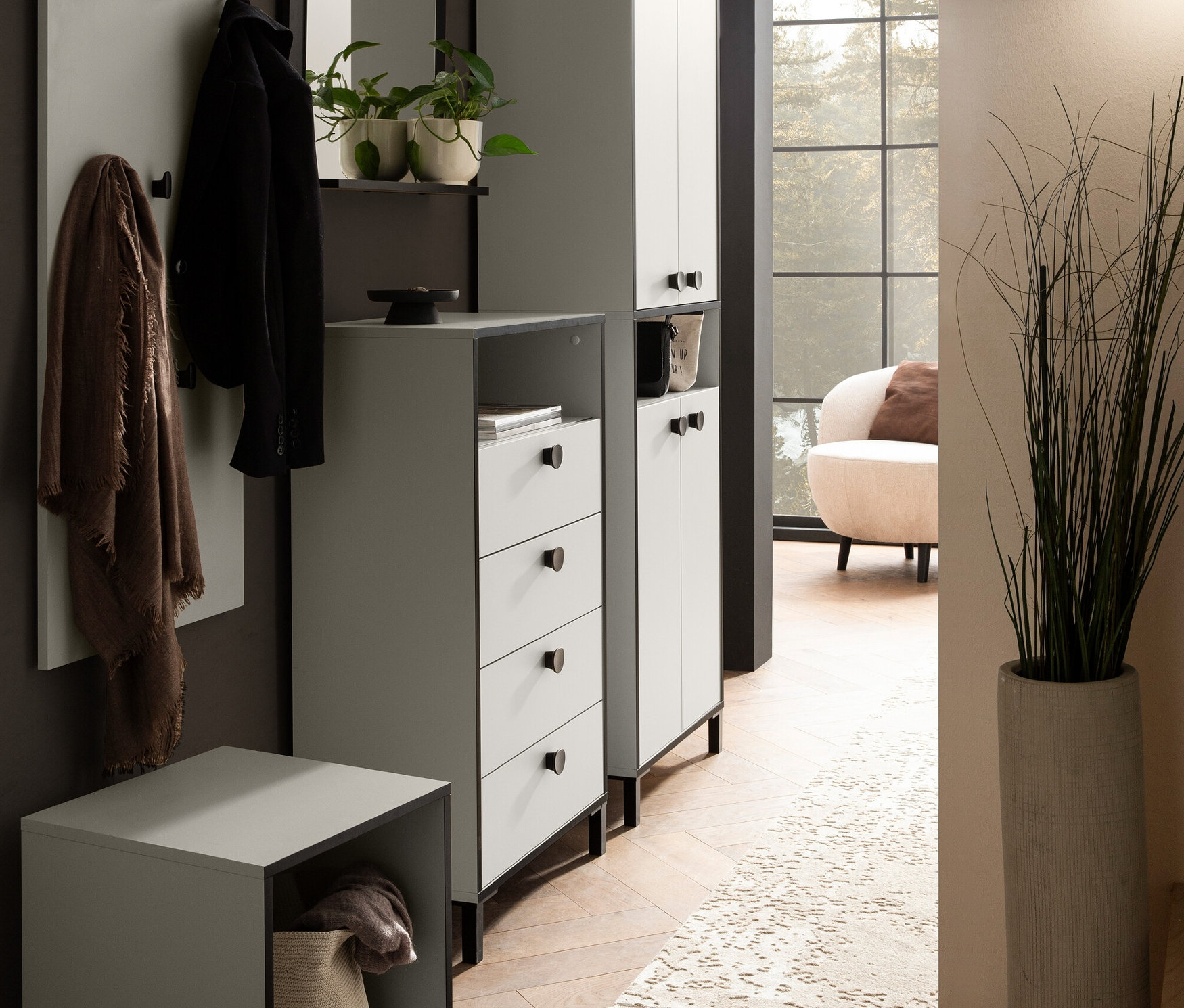 Eingangsbereich mit Edda Kommode, Schuhschrank, Hakenpaneel und Spiegel.