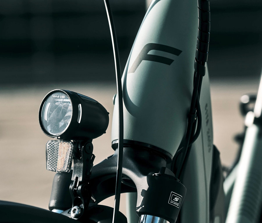 Nahaufnahme des Fahrrads Fischer CITA 2403 CB, 50 cm, mit Licht und Reflektor.