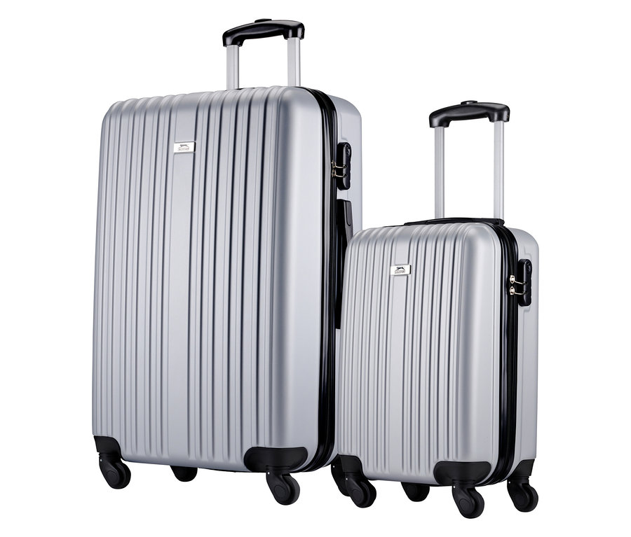 Zwei silberne Rollkoffer mit schwarzen Griffen und Rädern stehen nebeneinander.