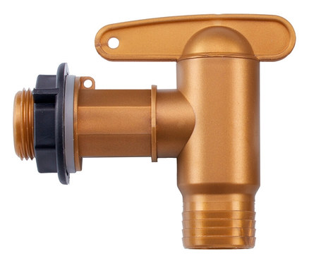 Nahaufnahme eines goldenen Wasserhahns.