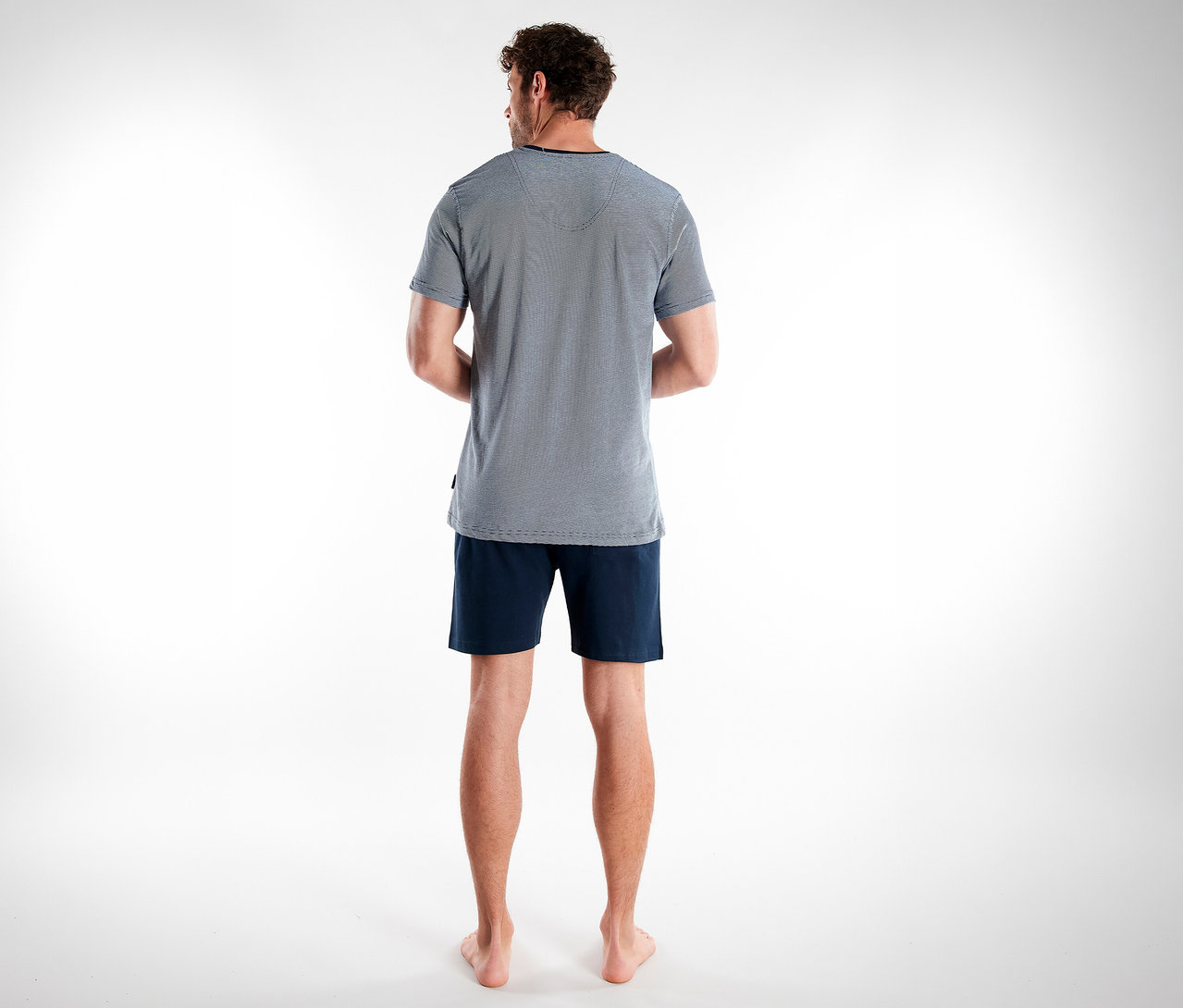 Mann von hinten in blauem Tom Tailor Shorty-Pyjama-Set »Nevada«, bestehend aus T-Shirt und Shorts.